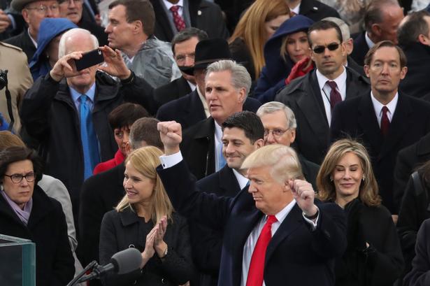 Og knyttede næven som sejrstegn, da han sluttede af med ordene »Gud velsigne Amerika«. 