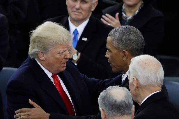 Præsidenten hilser på sin forgænger efter talen. 