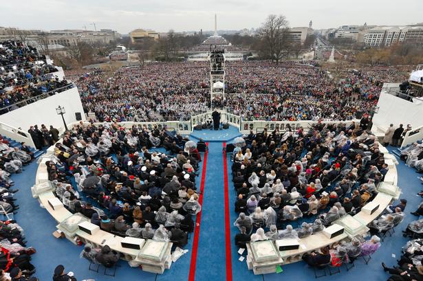 Bag præsidenten sad omkring 1.600 officielle gæster.  
