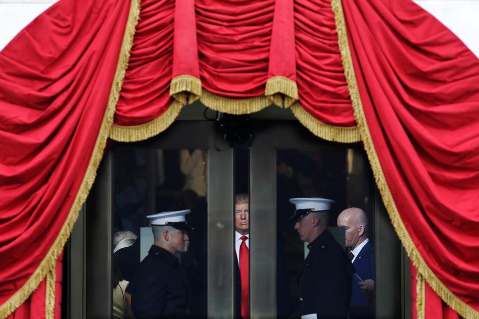 Øjeblikket før Donald Trump fik lov til at træde frem.  