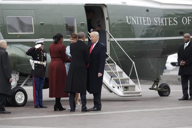 Og så var det tid til et farvel til de forhenværende. Michelle og Barack Obama lettede fra Capitol Hill efter tiltrædelsesceremonien. 
 