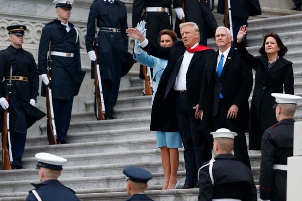 Melania Trump, præsident Donald Trump, vicepræsident Mike Pence og Karen Pence vinker, da Obama forlader Capitol Hill.  