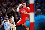 Denne situation fra VM i år, hvor han scorer mod Qatar, vil Lasse Andersson gerne opleve igen. EM i Kroatien i januar er en mulighed for venstrebacken, hvis genoptræningen forløber planmæssigt. Jens Dresling/POLFOTO
