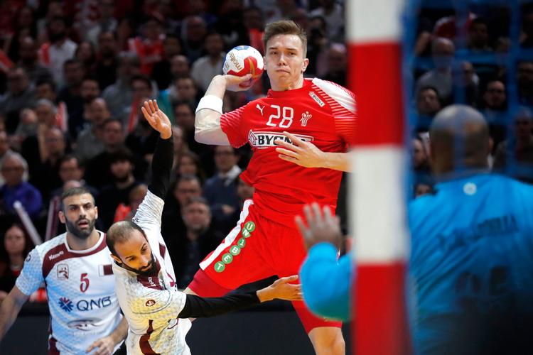 Denne situation fra VM i år, hvor han scorer mod Qatar, vil Lasse Andersson gerne opleve igen. EM i Kroatien i januar er en mulighed for venstrebacken, hvis genoptræningen forløber planmæssigt. Jens Dresling/POLFOTO