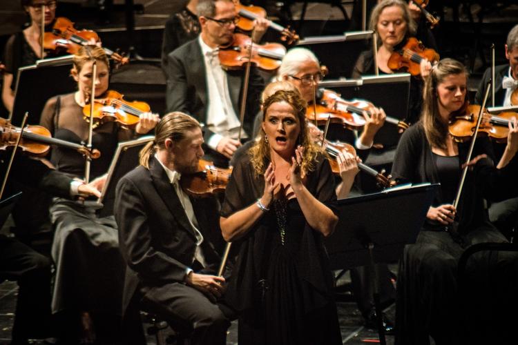 Det Kongelige Kapel er blandt dem, der er ramt af besparelse. Her ledsager orkestret den polske sopran Magdalena Anna. 
