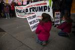 Uden for den amerikanske ambassade i Madrid mødte folk også op for at demonstrere. På banneret står der »Ingen racisme, ingen sexisme, ingen homofobi. Ud med Trump!«
 