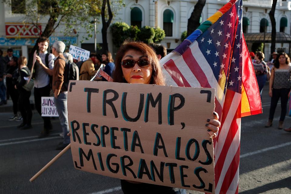 Også i Mexico - ved hvis grænse Trump har lovet at bygge en mur, der skal stoppe migrationen - blev der demonstreret mod præsidenten. På billedet ses en kvinde, der holder et skilt med teksten »Trump, respekter migranter«. 