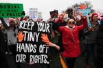 Flere tusinde mennesker var mødt op ved Det Hvide Hus for at demonstrere. Demonstrationen forventes ifølge avisen New York Times at blive den største demonstration i forbindelse med indsættelsen af en præsident i hele USA's historie. 