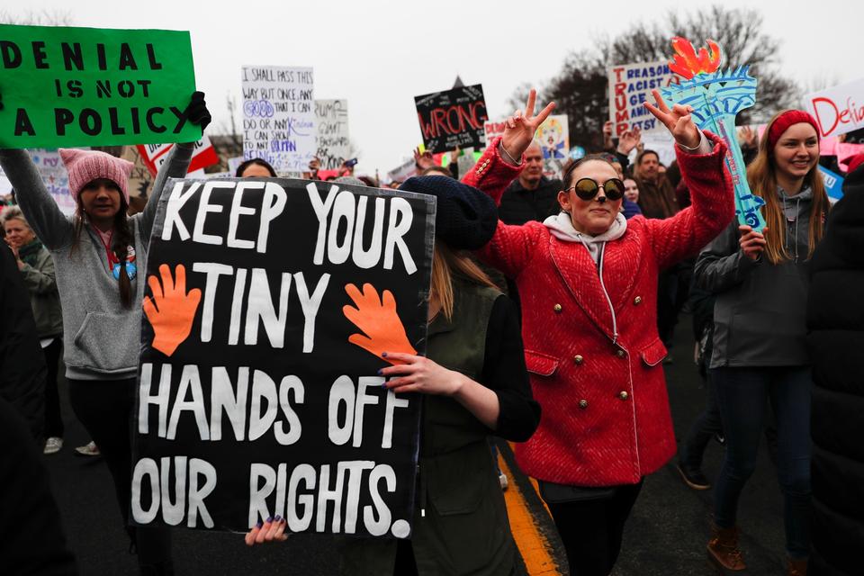 Flere tusinde mennesker var mødt op ved Det Hvide Hus for at demonstrere. Demonstrationen forventes ifølge avisen New York Times at blive den største demonstration i forbindelse med indsættelsen af en præsident i hele USA's historie. 