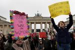 Her ses demonstranter foran Brandenburg Tor i Berlin. 