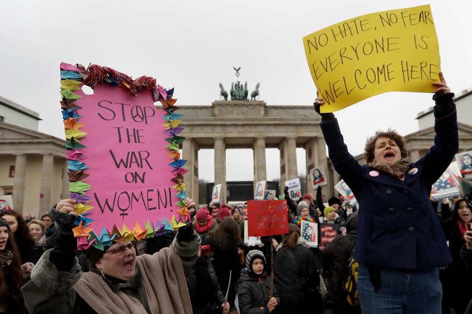Her ses demonstranter foran Brandenburg Tor i Berlin. 