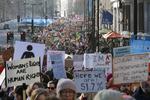 Også i London var der kilometerlange rækker af demonstranter i gaderne. Også her blev det anført på bannere, at kvinders rettigheder er menneskerettigheder. En sætning, der har prydet bannerne ved demonstrationerne verden over. 
