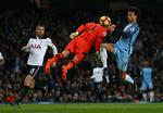Målmand Hugo Lloris headede bolden lige ind i brystkassen på Leroy Sane, og så stod der 0-1. 