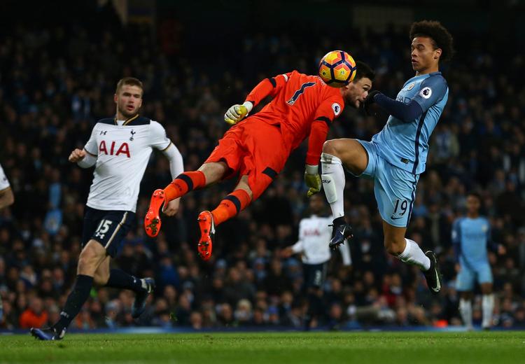 Målmand Hugo Lloris headede bolden lige ind i brystkassen på Leroy Sane, og så stod der 0-1. 