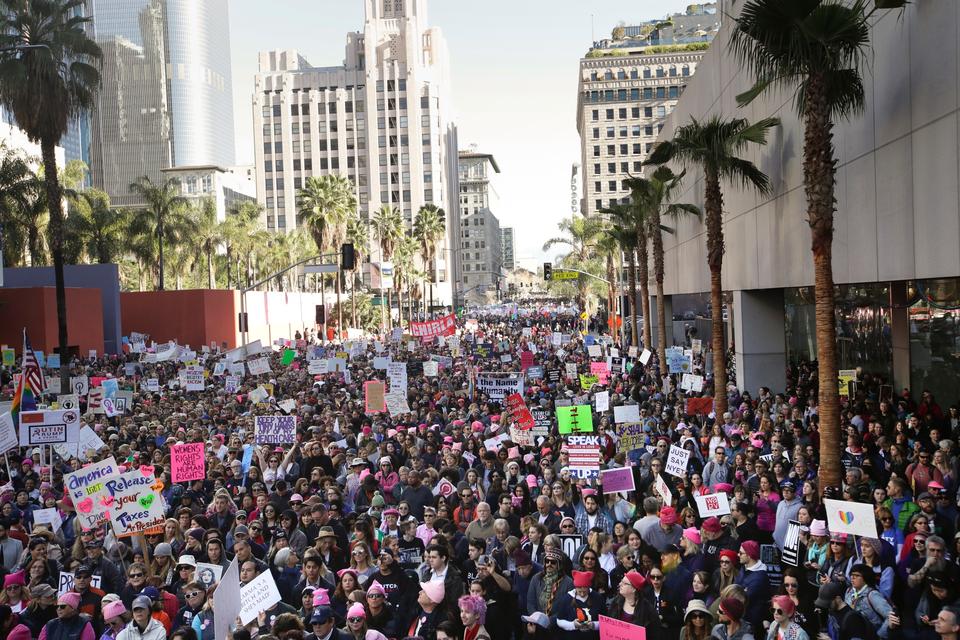 Demonstranter stod tæt i gaderne i Los Angeles. 