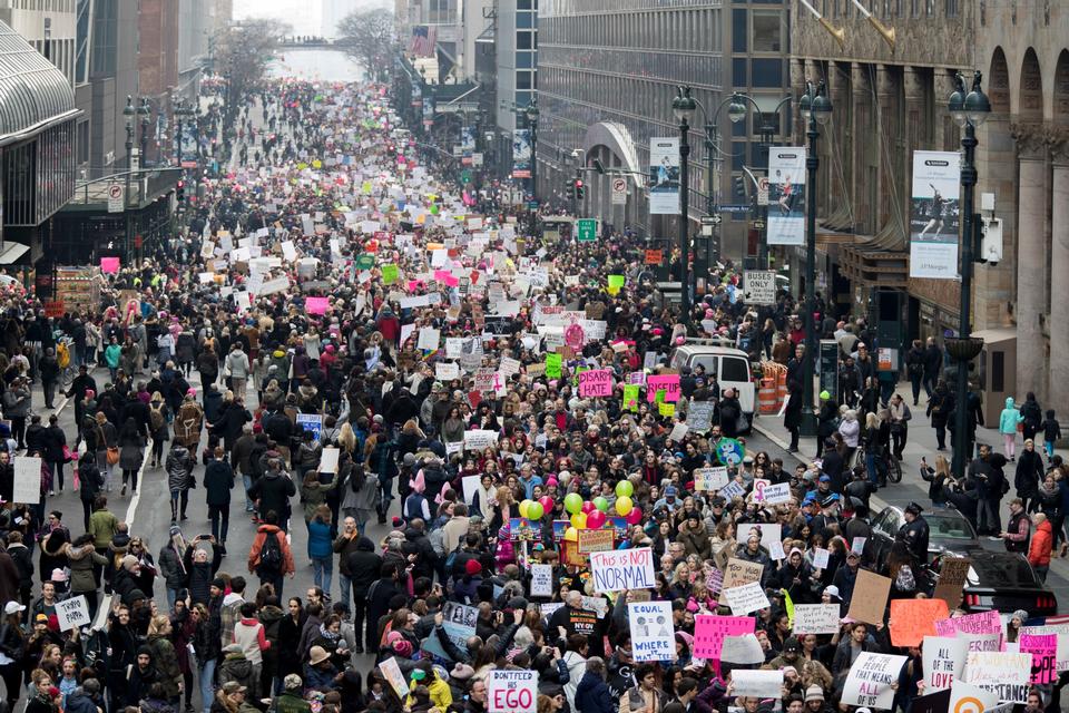 Her ses de mange mennesker og farverige skilte, bannere og balloner som indbyggerne i New York havde taget med sig til demonstrationen.  