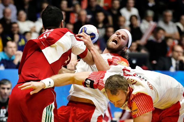 Danmarks Mikkel Hansen kæmper med det ungarnske forsvar sammen med Henrik Toft Hansen. 