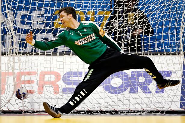 Danmarks Niklas Landin kaster sig forgæves efter bolden. 