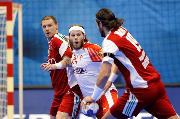 Mikkel Hansen forsøger at stoppe Ungarns Laszlo Nagy. 