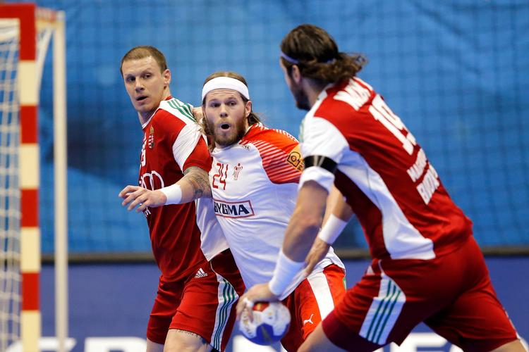 Mikkel Hansen forsøger at stoppe Ungarns Laszlo Nagy. 