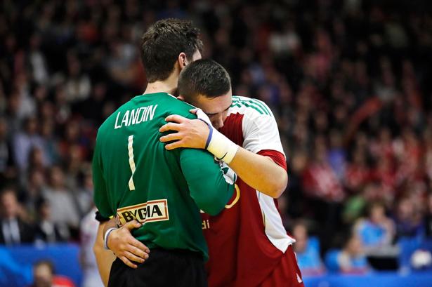 Niklas Landin og Ungarns Richard Bodo. Foto: Jens Dresling 