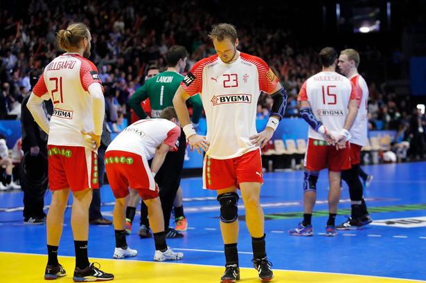 Triste danske spillere efter nederlaget. Foto: Jens Dresling 