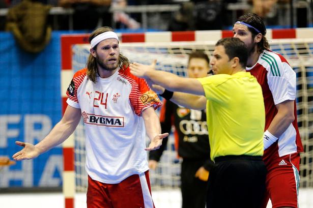 Danmarks Mikkel Hansen og Ungarns Laszlo Nagy. Foto: Jens Dresling 