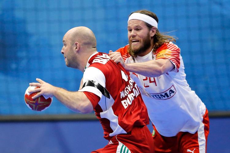 Ungarns Zsolt Balogh og Danmarks Mikkel Hansen. Foto: Jens Dresling 