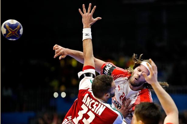 Danmarks Mikkel Hansen og Ungarns Gabor Ancsin. Foto: Jens Dresling 