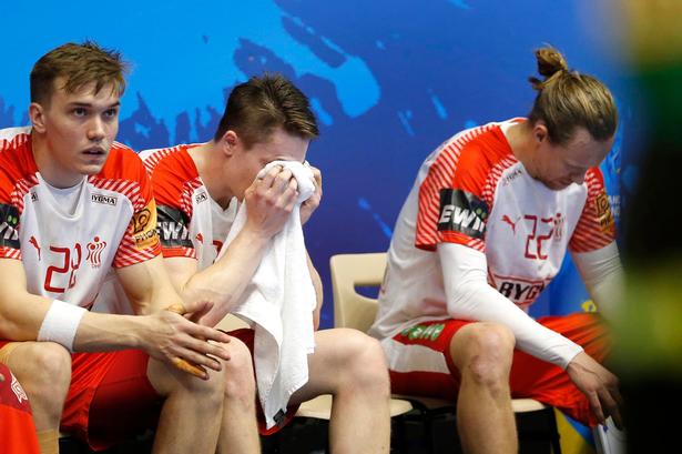 Sådan ser et nederlag ud: Lasse Andersson, Michael Damgaard og Kasper Søndergaard på bænken. Foto: Jens Dresling 