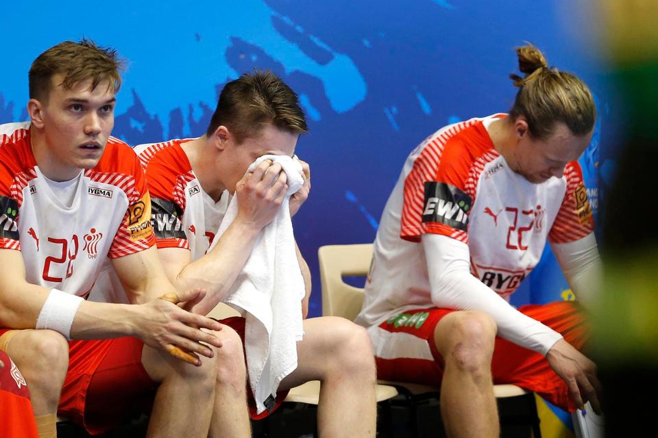 Sådan ser et nederlag ud: Lasse Andersson, Michael Damgaard og Kasper Søndergaard på bænken. Foto: Jens Dresling 