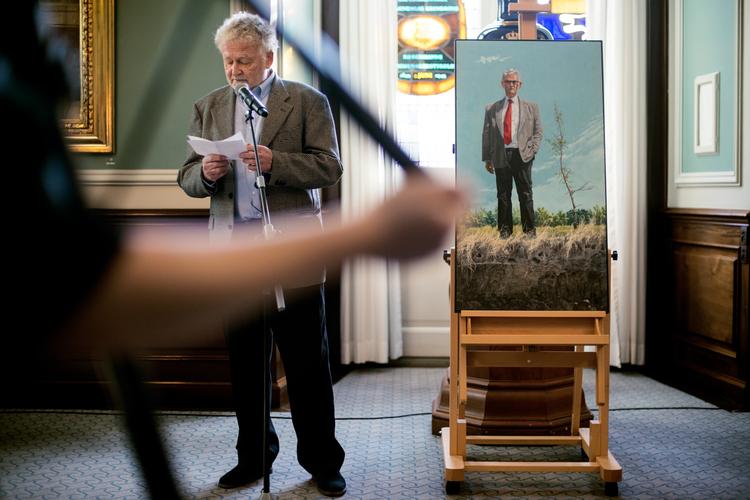 Folketingets forhenværende formand Mogens Lykketoft får sit portræt op at hænge på Christiansborg. Afsløringen af portrættet fandt sted til en reception i Samtaleværelset på Christiansborg. 