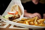 Man kan ikke prale af hverken maden eller indretningen, men man kan nyde sin kebab i fred på Konya Kebab  