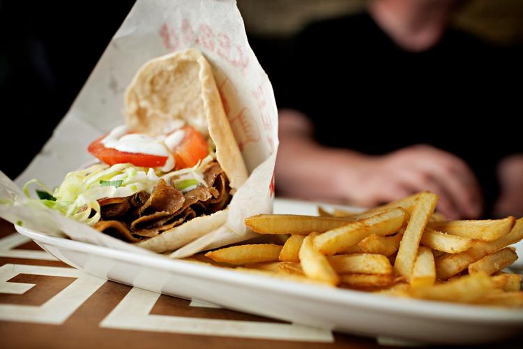 Man kan ikke prale af hverken maden eller indretningen, men man kan nyde sin kebab i fred på Konya Kebab  