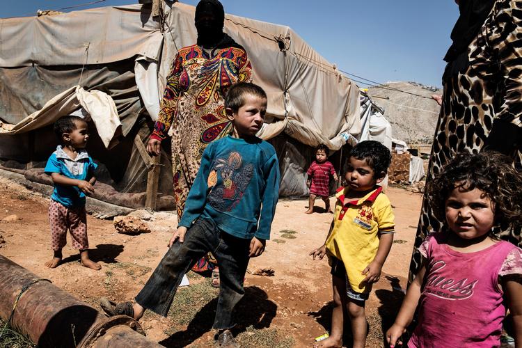 En lille flygtningelejr i  Mdoukha i den sydelige del af Beqa’a dalen i Libanon. Lejren vrimler med børn. Foto: Niels Hougaard 