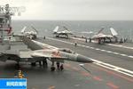 Kinas eneste hangarskib Liaoning deltog for få dage siden for første gang i en øvelse i Det Sydkinesiske Hav. Det blev tolket som en klar advarsel til USA. Billedet er fra kinesisk tv. 