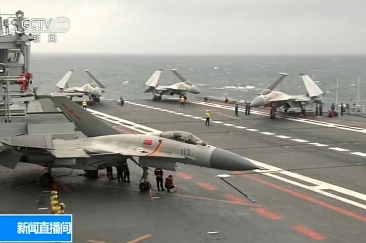 Kinas eneste hangarskib Liaoning deltog for få dage siden for første gang i en øvelse i Det Sydkinesiske Hav. Det blev tolket som en klar advarsel til USA. Billedet er fra kinesisk tv. 