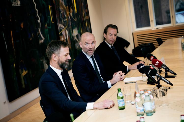 Pressemøde i Politikens Billede fra pressemødet i  forbindelse med annonceringen af  JP/Politikens Hus' opkøb af Børsen.  Fra venstre:
Anders Krab-Johansen fra Børsen, 
Stig Kirk Ørskov direktør i JP/Politikens Hus
Anders Eriksson fra Bonnier. 

Foto: Jens Henrik Daugaard 