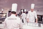Morten Falk i et roligt øjeblik under dagens afvikling af Bocuse d'Or i Lyon. I forgrunden er det coach Jeppe Foldager, der tidligere har vundet sølv til konkurrencen. 