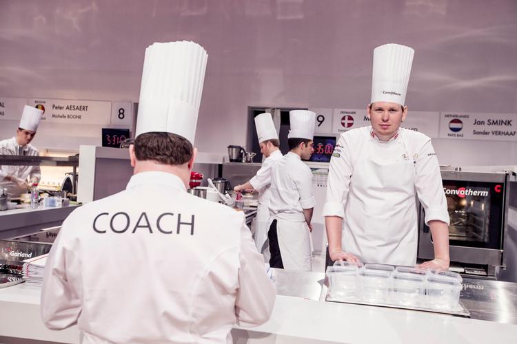Morten Falk i et roligt øjeblik under dagens afvikling af Bocuse d'Or i Lyon. I forgrunden er det coach Jeppe Foldager, der tidligere har vundet sølv til konkurrencen. 