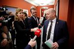 Regeringen bøjer sig igen om ny politiskole