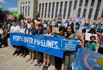 Over hele USA protesterede demonstranter mod Dakota Pipeline-olieledningen sidste efterår. Nu åbner Donald Trump for at byggeriet som Obama bremsede, kan genoptages 