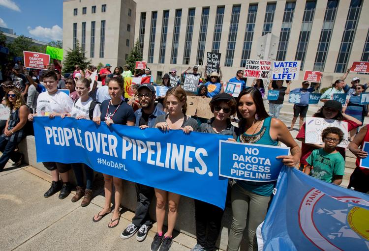 Over hele USA protesterede demonstranter mod Dakota Pipeline-olieledningen sidste efterår. Nu åbner Donald Trump for at byggeriet som Obama bremsede, kan genoptages 