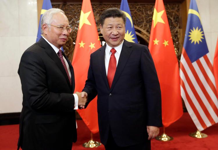 Malaysia er et af de lande, der har vendt sig mod Kina. Her er Malaysias premierminister, Najib Razak, i november sidste år på besøg i Beijing hos den kinesiske præsident,  Xi Jinping. 