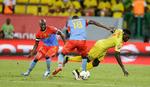 DR Congos Yousuf Mulumbu (tv.) og Merveille Bokadi Bope bremser Togos erfarne Emmanuel Adebayor under tirsdagens opgør Stade de Port-Gentil i Gabon. Sammen med Elfenbenskysten er Togo færdig ved de afrikanske mesterskaber. 
 