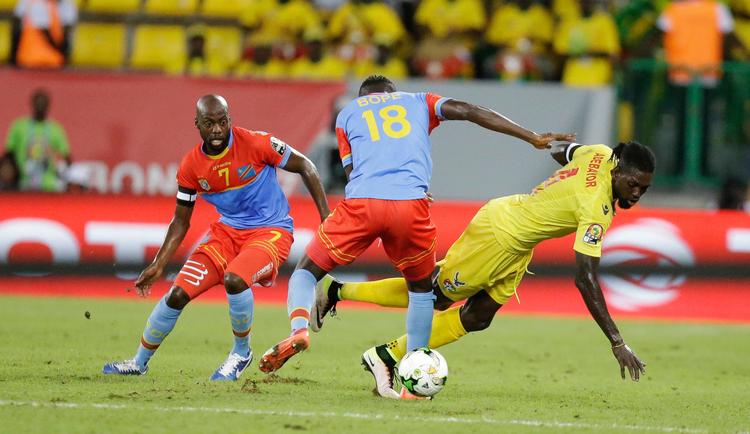 DR Congos Yousuf Mulumbu (tv.) og Merveille Bokadi Bope bremser Togos erfarne Emmanuel Adebayor under tirsdagens opgør Stade de Port-Gentil i Gabon. Sammen med Elfenbenskysten er Togo færdig ved de afrikanske mesterskaber. 
 