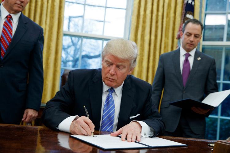 Donald Trump har allerede underskrevet en stribe dekreter og annulleret andre fra Barack Obamas tid - om alt fra olieledninger til sundhedsreformer. Snart gældet det indandring. 