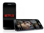 Har du f.eks. en Samsung GALAXY S7 som vist herover, kan du nu downloade en hel Netflix-serie til et microSD-kort og se den, selv når du ikke har netforbindelse. 