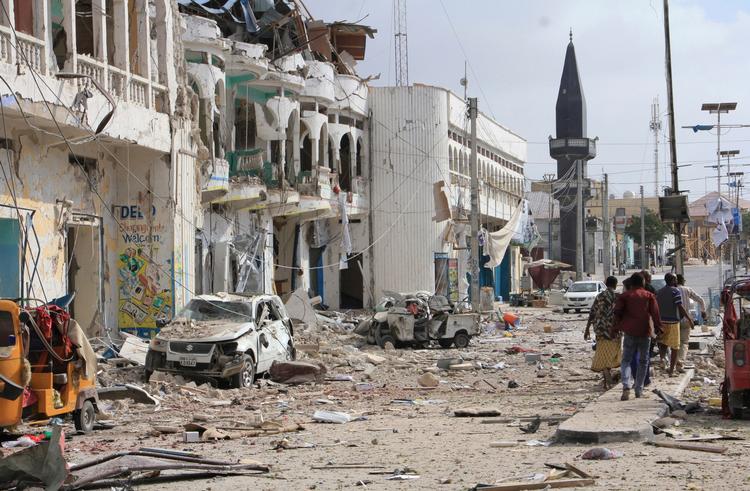 I går morges ramte et bombeangreb et hotel i Somalias hovedstad,  Mogadishu, og dræbte mindst 28.  