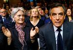 François Fillon (t.h.) skal nu dokumentere, at hans kone (t.v.) udførte et reelt arbejde. Han skal også forklare, hvorfor hendes aflønning var højere end det gennemsnitlige niveau for parlamentariske assistenter. 